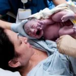 Что означает пятно на лбу у новорожденного