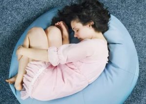 Почему спят в позе эмбриона люди