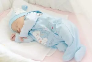 В какой одежде укладывать спать новорожденного зимой