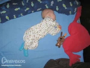 Почему новорожденный запрокидывает голову назад во время сна