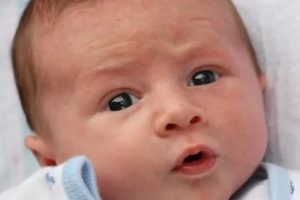 Почему новорожденный хмурит брови