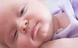 Почему новорожденный может спать с открытыми глазами