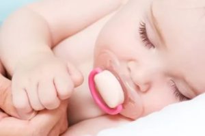 Почему новорожденный не берет пустышку доктор комаровский
