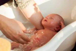 В чем купать новорожденного ребенка при потничке