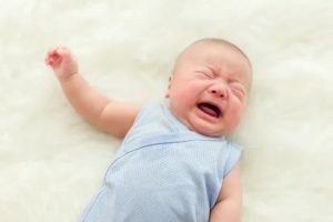 Почему новорожденный ребенок капризничает перед сном