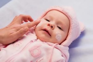 Как правильно ухаживать за кожей новорожденного чем мазать