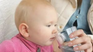Какую воду давать новорожденному ребенку комаровский