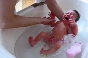 Почему новорожденный ребенок не любит купаться