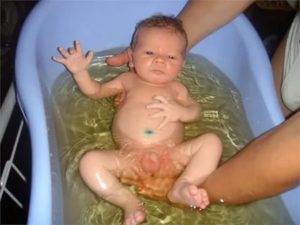 Сколько градусов вода для купания новорожденного комаровский