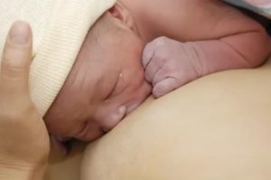Почему новорожденный часто давится молоком