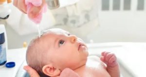 Как мыть голову новорожденному малышу