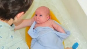 Чем вытирать новорожденного ребенка после купания