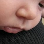 Почему новорожденный ребенок дрыгает руками и ногами