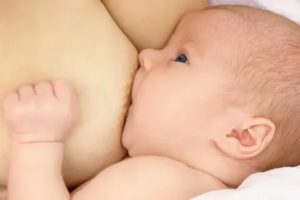 Почему новорожденный не отпускает грудь