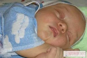Почему новорожденный сжимается и краснеет