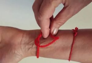 Как привязать красную нитку от сглаза новорожденного