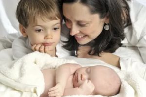 Как справляться с новорожденным и старшим ребенком