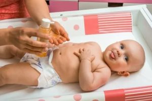 Как правильно ухаживать за кожей новорожденного чем мазать