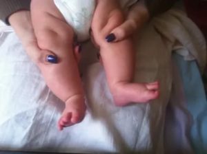 Почему новорожденный постоянно дергает руками и ногами
