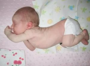 Почему новорожденный постоянно дергает руками и ногами