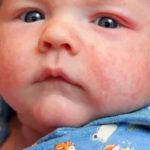 Почему у новорожденного слюни пенятся