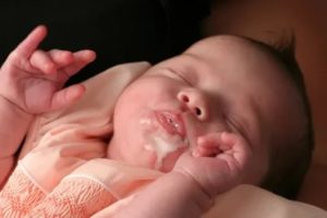 Почему ребенок срыгивает в первые сутки после родов