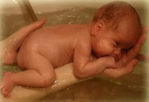 В чем купать новорожденного ребенка при потничке