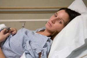 Сколько лежат в больнице после родов с вич