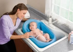 Сколько воды нужно набирать в ванночку для купания новорожденного