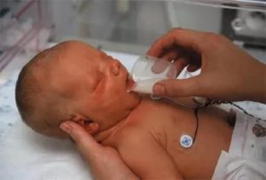 Зачем новорожденному дают глюкозу в роддоме