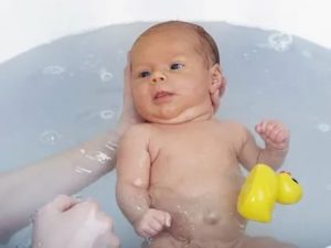 Почему новорожденный ребенок не любит купаться