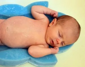 Почему у новорожденных живот большой