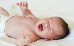 Что может беспокоить новорожденного в первую неделю жизни