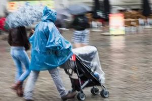Как гулять с новорожденным в дождливую погоду